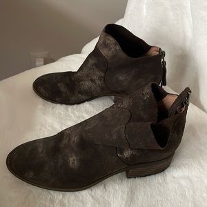 Lucky brand brown suede with a soft slight gold shimmer. Preowned in excellent